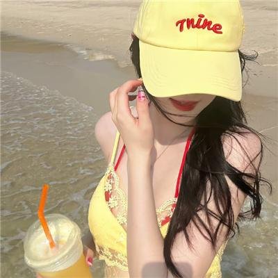 穿条纹衣的男孩